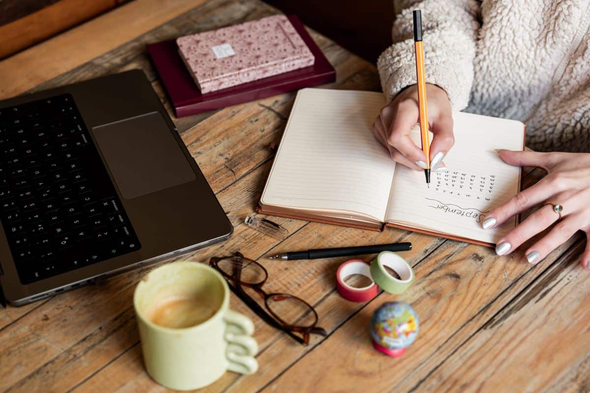 Woman writing down her virtual assistant hourly rate