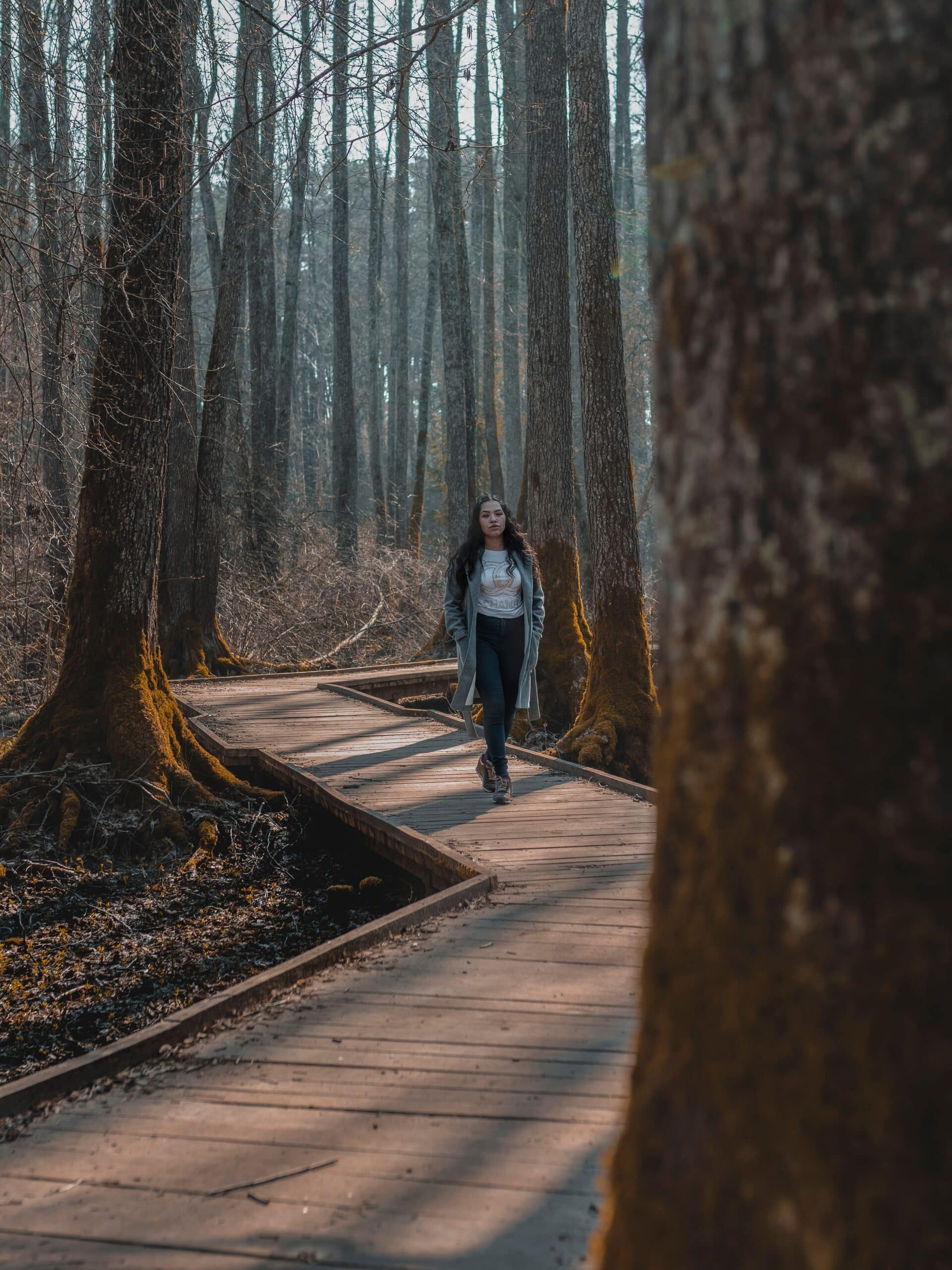 Woman walking along a peaceful wooded path, representing the different situations that lead women to a career change at 40